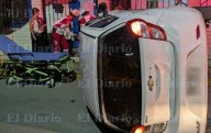 Vuelca automóvil tras chocar contra camellón en la Ortiz Mena