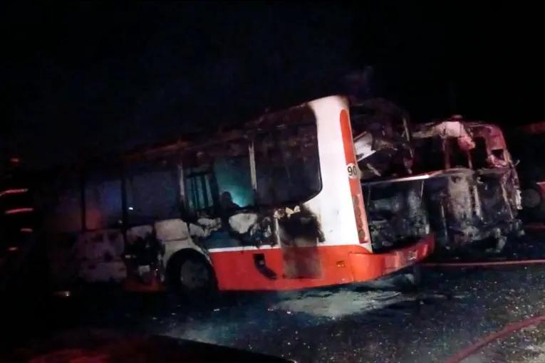 Dos colectivos se incendiaron en el Acceso Norte de Paraná y trabajaron los bomberos