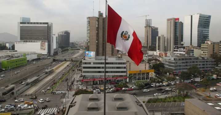 Perú entre los países más lentos del mundo para abrir una empresa mediana, según el Índice de Barreras Burocráticas 2025