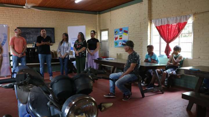 Se lanzó en Oberá el nuevo taller de arreglo de motocicletas con entrega de herramientas y certificación