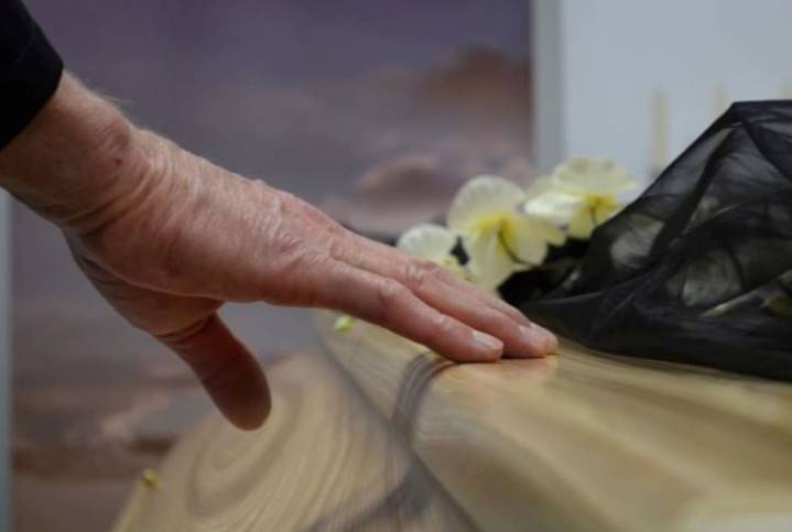 Joven habría muerto por explotación laboral: trabajó 80 horas a la semana