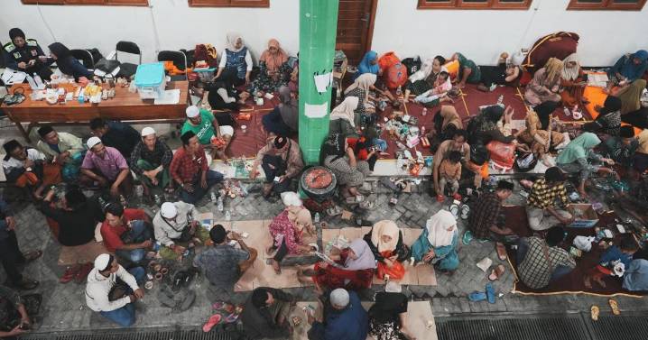 Five students pulled alive from collapsed Indonesia school but hopes fade for remaining classmates