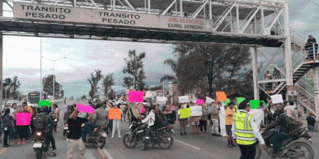 Vecinos colapsan Periférico Sur en protesta por incumplimiento de estación de Mi Macro en Tlaquepaque