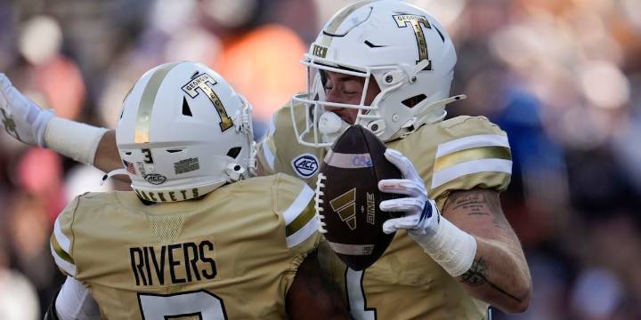 No. 7 Georgia Tech cruises past Syracuse, advances to 8