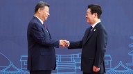 Xi Jinping propone una “globalización inclusiva” tras sellar la tregua comercial con Trump