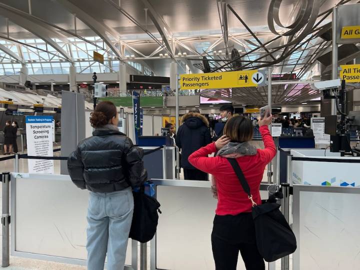 Los aeropuertos de EE. UU. sufren retrasos y cancelaciones a causa del cierre gubernamental