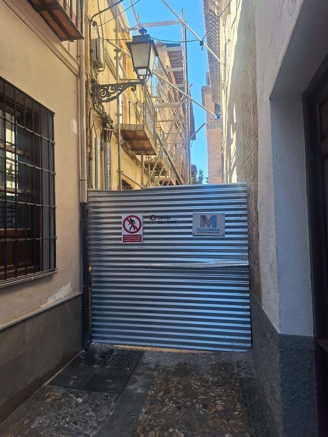 Obras que cortan calles en el Albaicín