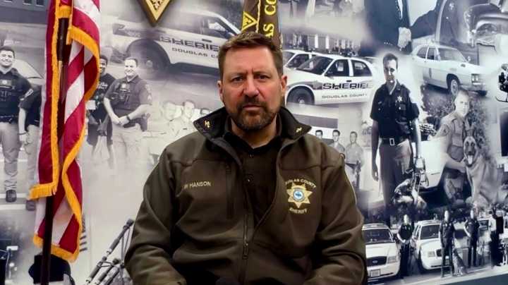 Sheriff Aaron Hanson propone albergar detenidos de ICE en la cárcel del Condado de Douglas
