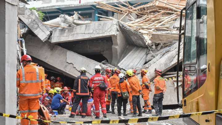 Rescatistas en Indonesia afirman no hallar señales de vida bajo internado islámico derrumbado en la isla de Java