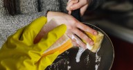 No rayes tu sartén de teflón: Qué fibras o esponjas usar para lavar trates según su material