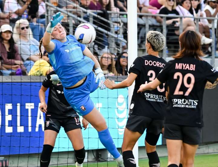 Angel City FC keeps playoff hopes alive with win over Houston Dash
