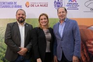 Galería y vídeo.- Recibe Maru reconocimiento en nombre de Víctor Russek