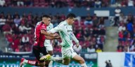James Rodríguez salió desanimado tras la derrota del León ante el Atlas de Camilo Vargas por la Liga MX