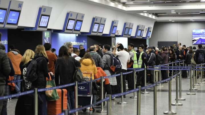 Hay asamblea de pilotos en Aeroparque y podría haber demoras en vuelos