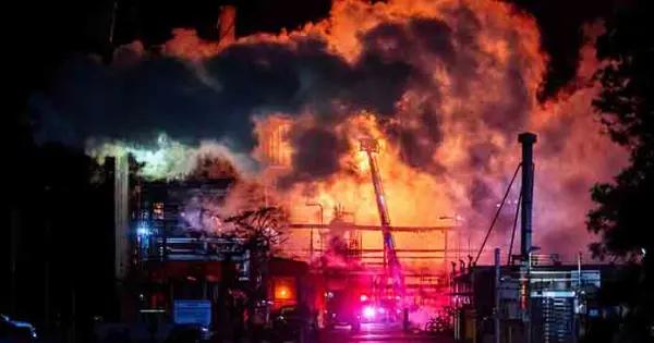 Se desata incendio en refinería en LA