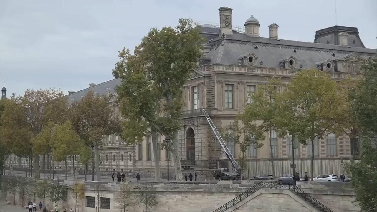 Police outside the Louvre Museum after theft