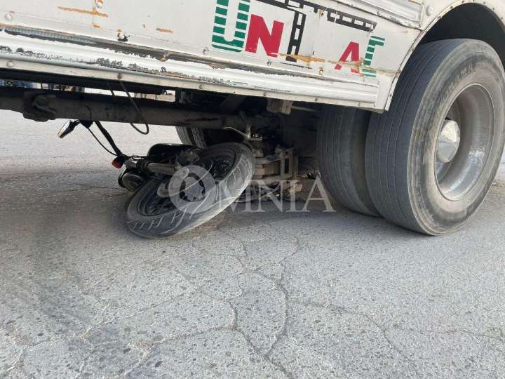 Joven motociclista pierde la vida tras ser arrollado por camión de transporte en Ciudad Juárez