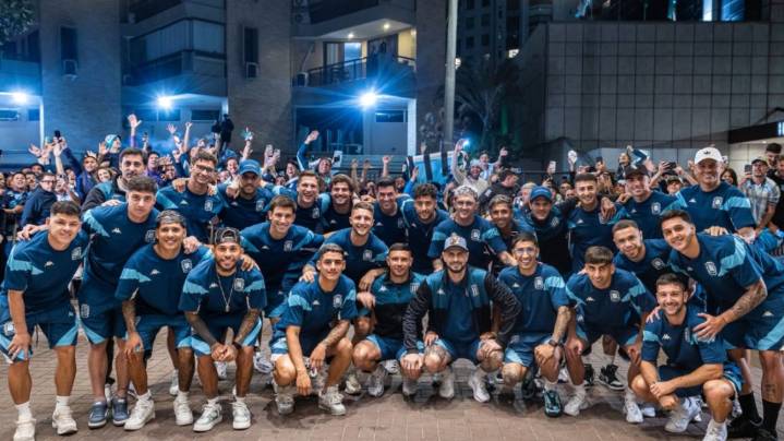 Racing desató una locura en Río de Janeiro: una multitud los recibió entre bengalas y cánticos antes del duelo contra Flamengo