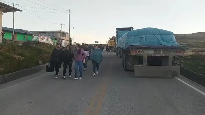Ronderos bloquean tres vías en Cajamarca durante paro regional convocado este lunes 6 octubre, según la Policía