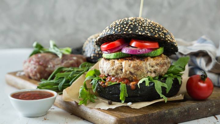 Confirmado: la UE prohibirá llamar hamburguesa o perrito caliente a un producto vegano