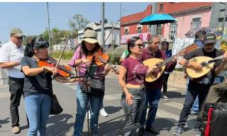 Orquesta Típica de la CDMX bloquea Circuito Interior para exigir diálogo con la Secretaría de Cultura