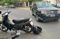 Motociclista herido tras ser impactado por un automóvil en Santa Rosa
