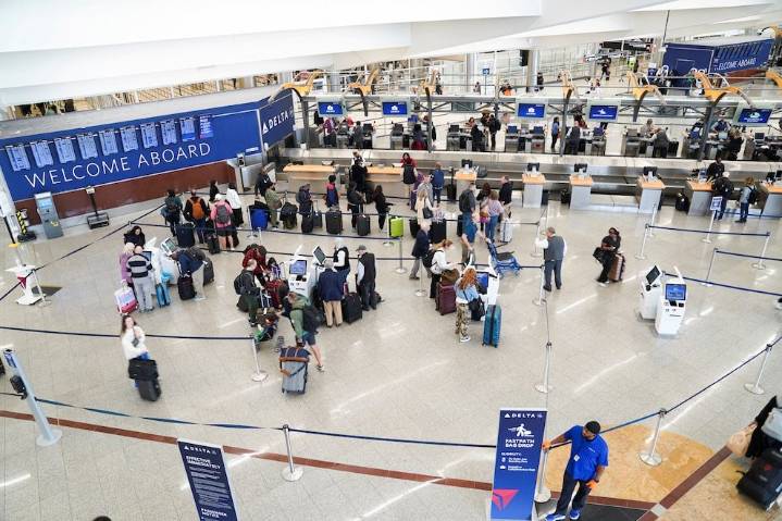 Frustraron intento de tiroteo masivo en aeropuerto de EEUU: sospechoso llevaba un rifle AR