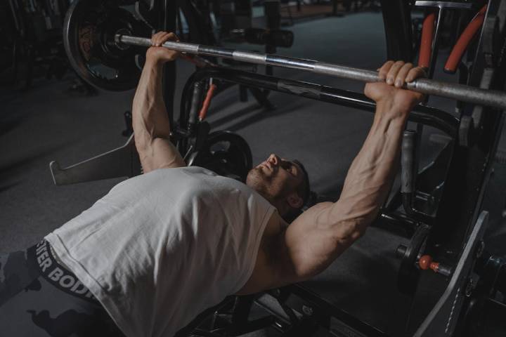 How to Bench Press Safely and Effectively