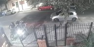 Llegó a su casa de Villa Devoto y lo abordaron motochorros armados: le robaron la moto, el celular y la campera