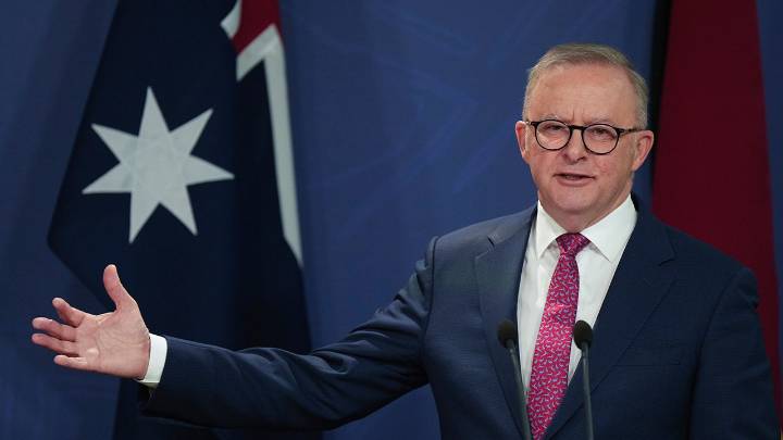 Australian PM's plane makes emergency landing in Missouri after crew injury