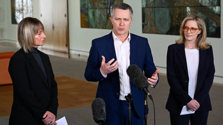 Albanese government to cut 20 per cent of student debt from mid-November through to December 2025