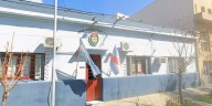 Fue a hacer una denuncia por violencia de género, tardaron más de una hora en atenderla y filmó a dos policías mientras se peinaban