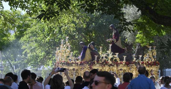Las imágenes de la cofradía de la Oración en el Huerto de Cabra, en el Magno Vía Crucis de Córdoba