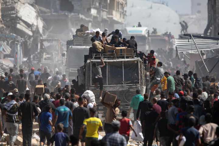 Empieza a entrar ayuda humanitaria a Gaza desde Egipto según el acuerdo de alto al fuego