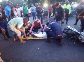 Colisión entre vehículo y moto dejó dos heridos graves
