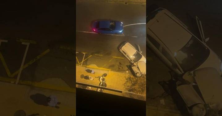 Vídeo | Un vehículo se estrella contra cuatro coches aparcados en Avenida de Santiago, Ourense