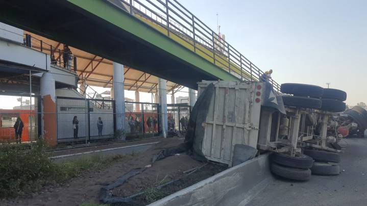 Afectada la circulación en Ecatepec por volcadura de camión de carga