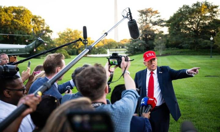 Trump anuncia que los aranceles a camiones, que afectan a México, comenzarán en noviembre