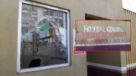 Mujeres trans protestan con destrozos por negligencia en Hospital General