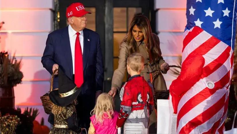 Halloween llegó a la Casa Blanca: Donald Trump y Melania Trump entregaron dulces a decenas de niños [FOTOS]