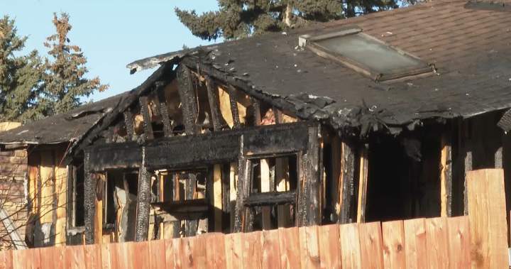 1 house destroyed, 2 others damaged in Calgary fire