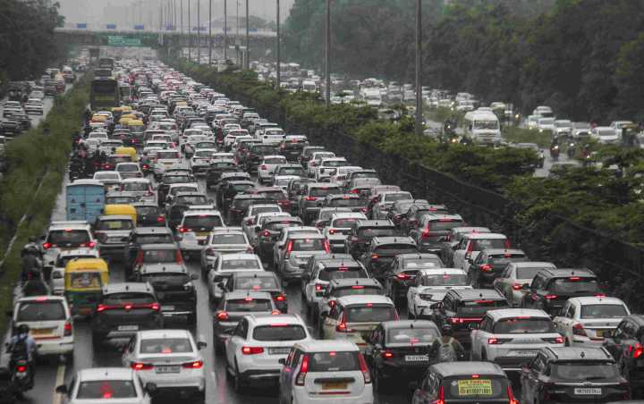 Traffic jam on Mumbai-Ahmedabad highway; over 500 students stuck for 12 hours