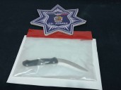 Poncha llantas de auto con un cuchillo y quiebra vidrios de otro
