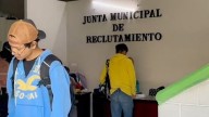 En día límite, se congregan decenas de jóvenes para tramitar su cartilla militar en Saltillo