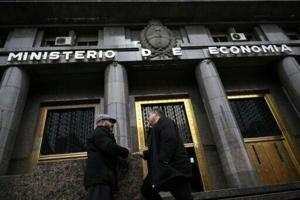 Argentine peso drops against dollar despite US backing