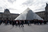 En sigilo y con total tranquilidad: se viraliza registro de los ladrones del Louvre escapando en escalera
