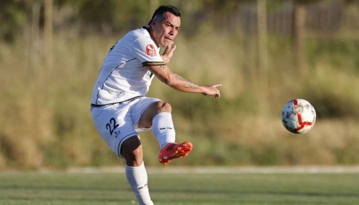 "No tiene contrato": la denuncia que remece a la Primera B e involucra a Esteban Paredes