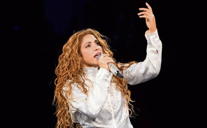Shakira canta para su famosa manada