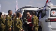 Hamás entrega los cuerpos de otros cuatro rehenes mientras Gaza espera la entrada de ayuda humanitaria