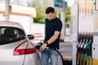 "No se cómo hacerlo". El paso a paso sobre cómo cargar nafta en Estados Unidos